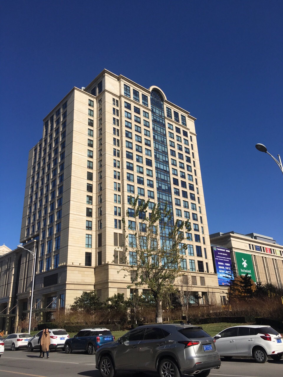 远洋未来广场这家商店是有地下停车场的,所以吃饭购物都比较方便