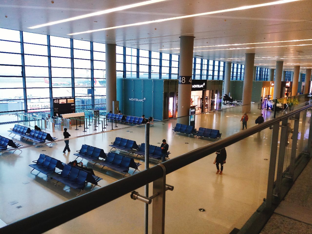 机场出口旅客下客区高清图片下载-正版图片500134958-摄图网