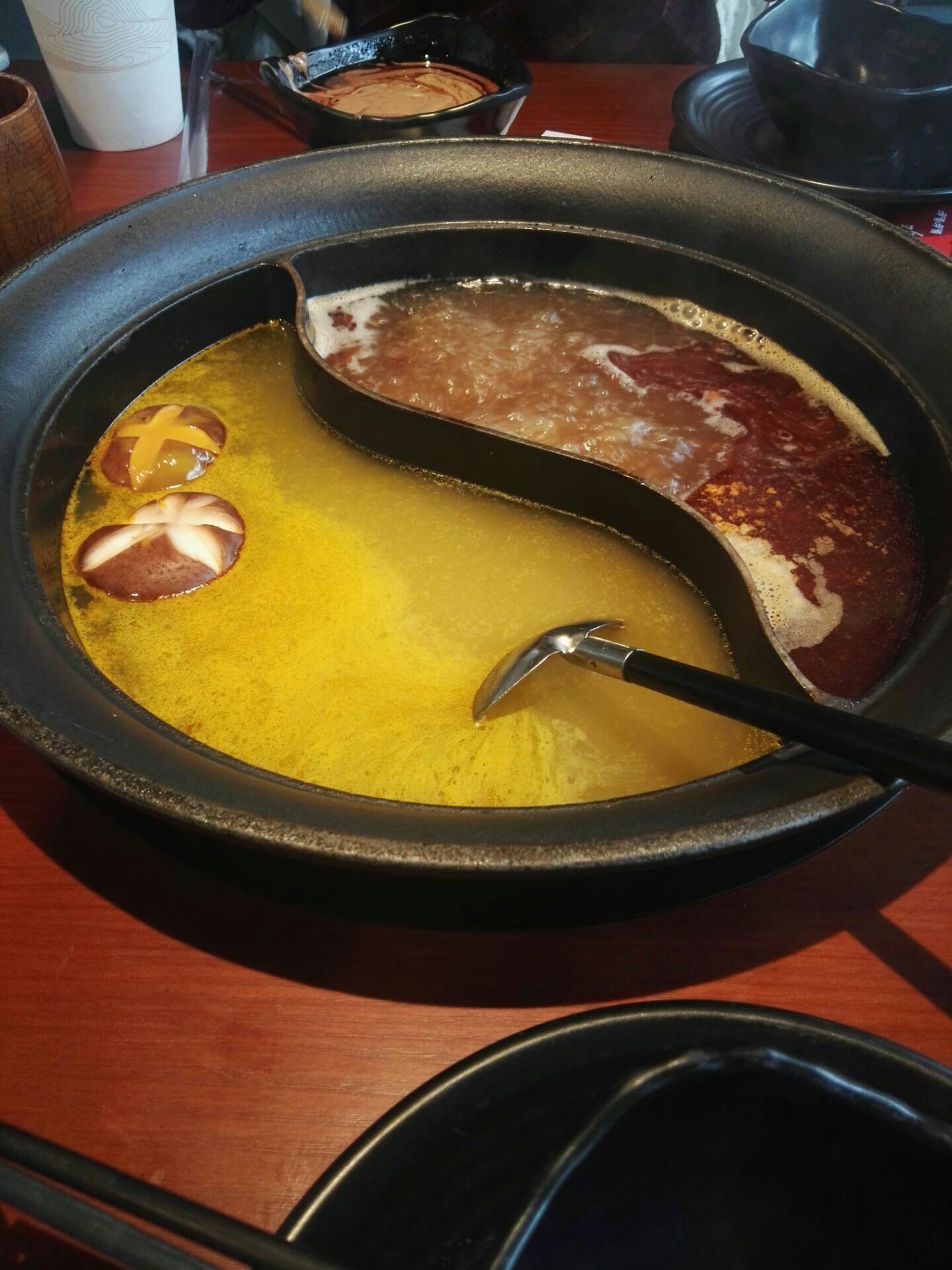 呷哺呷哺火锅(浦东食品城店)美食餐厅,冬天新出了一个金汤鸡汤锅底