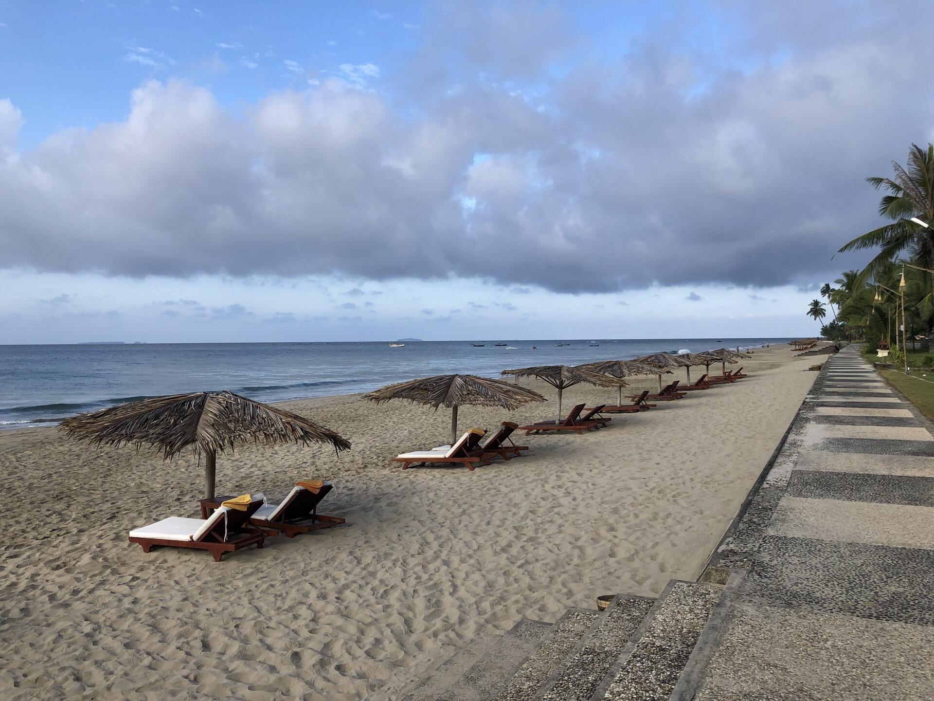 维桑海滩是缅甸最舒适迷人的海滩度假胜地之一,2000年对游客开放.