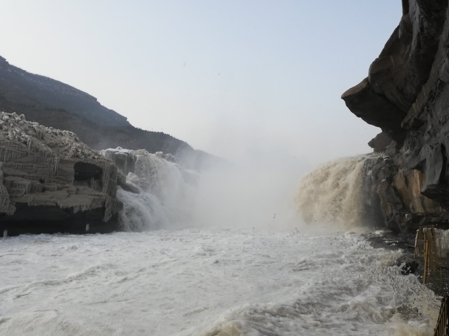 中国黄河壶口瀑布现冬季奇观十里龙槽浮满冰凌宛如巨龙 - 图说世界 - 龙腾网