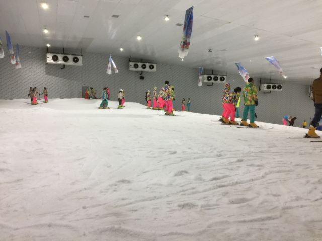 桃花雪缘室内滑雪场