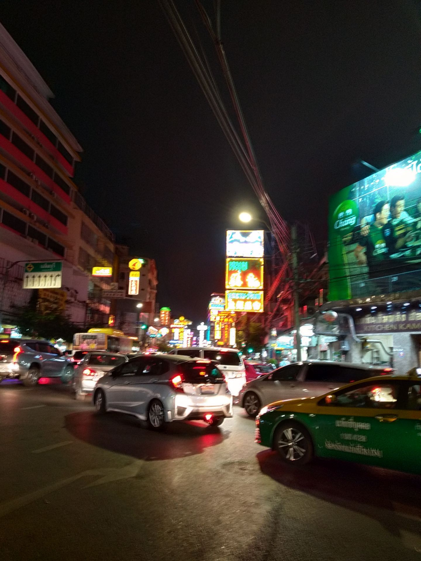 泰国最值得去的夜市，一条街700米，却是全世界游客的购物天堂_水果
