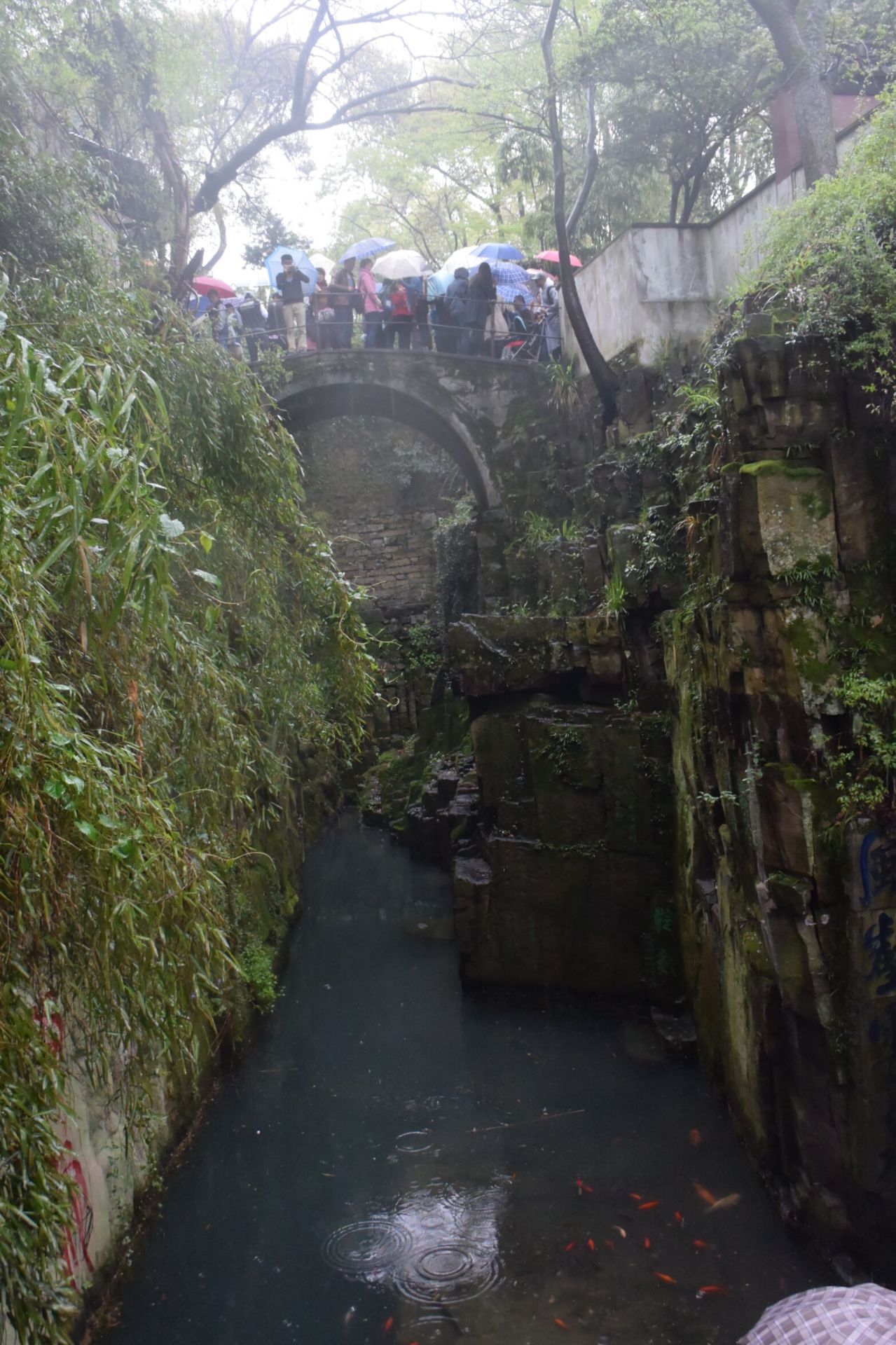 传说曾在涧底水干时挖出了二千年前宝剑