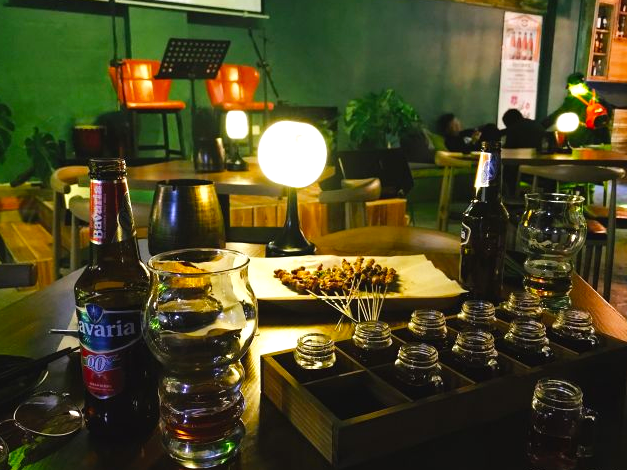 浮白食酒 93/人 酒吧/酒馆 "布置文艺的酒吧,还有民谣歌手来驻唱.