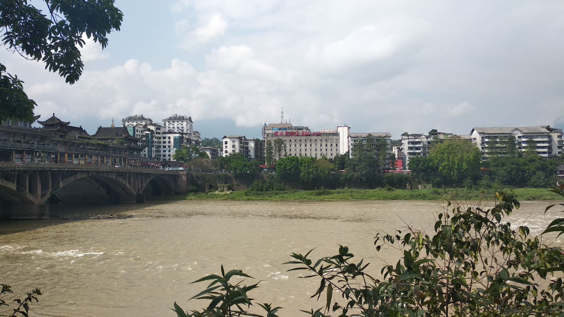 【携程攻略】雅安沿江公园景点,我花了好大力气才分辨出河岸上那堆