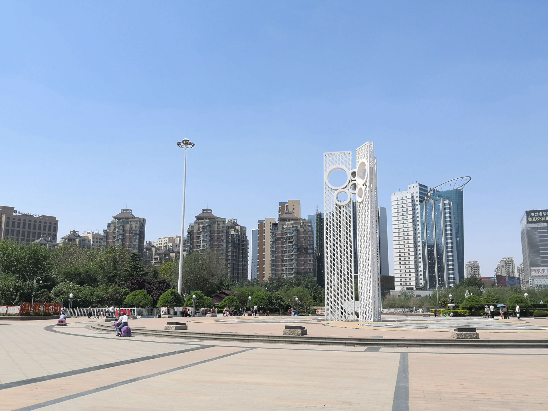 潍坊市中心风筝作为广场的主题雕塑形成广场的视觉中心和标志性景点