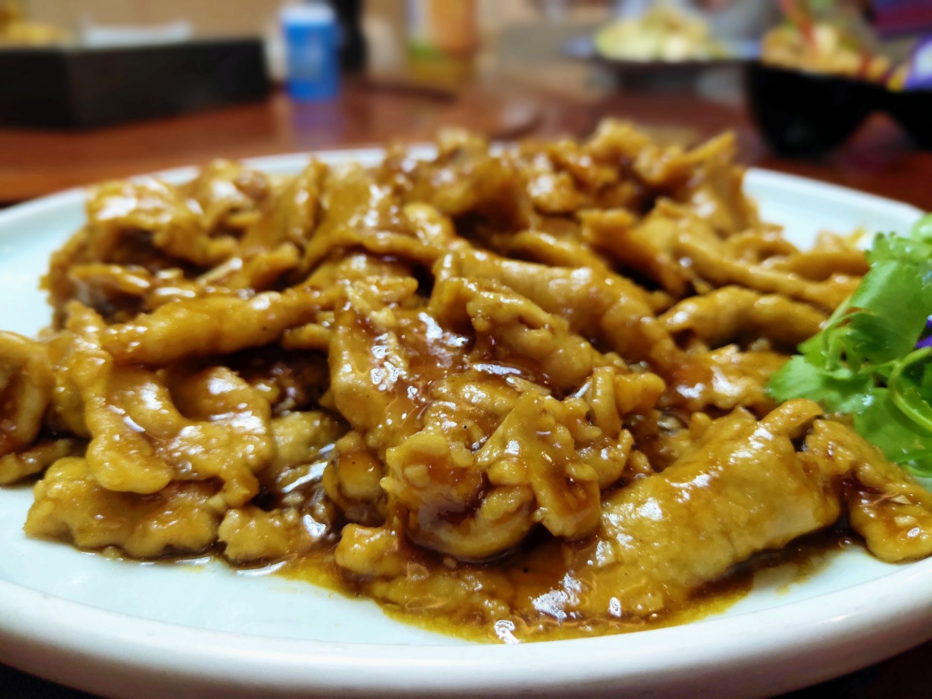 门头 上的招牌石锅鱼翅带跑偏,石锅翅是58/位起,鲽鱼头58,苏扬大烤32