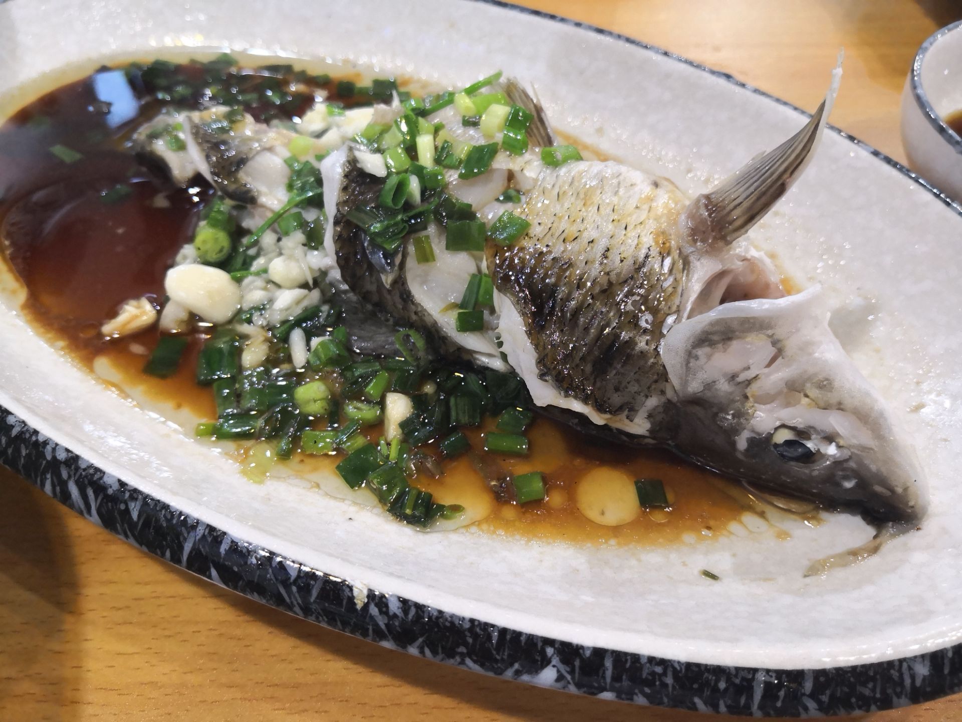 2022万景饭店·鱼街农家菜美食餐厅,嫩笋小炒肉和石锅木耳,口感...【