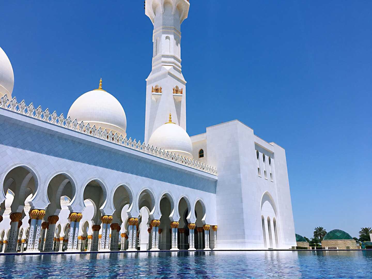 【携程攻略】阿布扎比谢赫扎耶德清真寺景点,阿布扎比大清真寺是个震撼性的存在，每一处都是精雕细琢，汇集了全世…