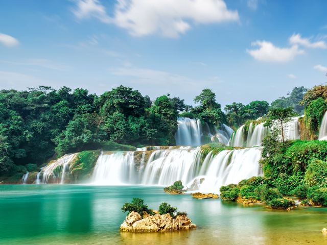 藏布巴东瀑布群