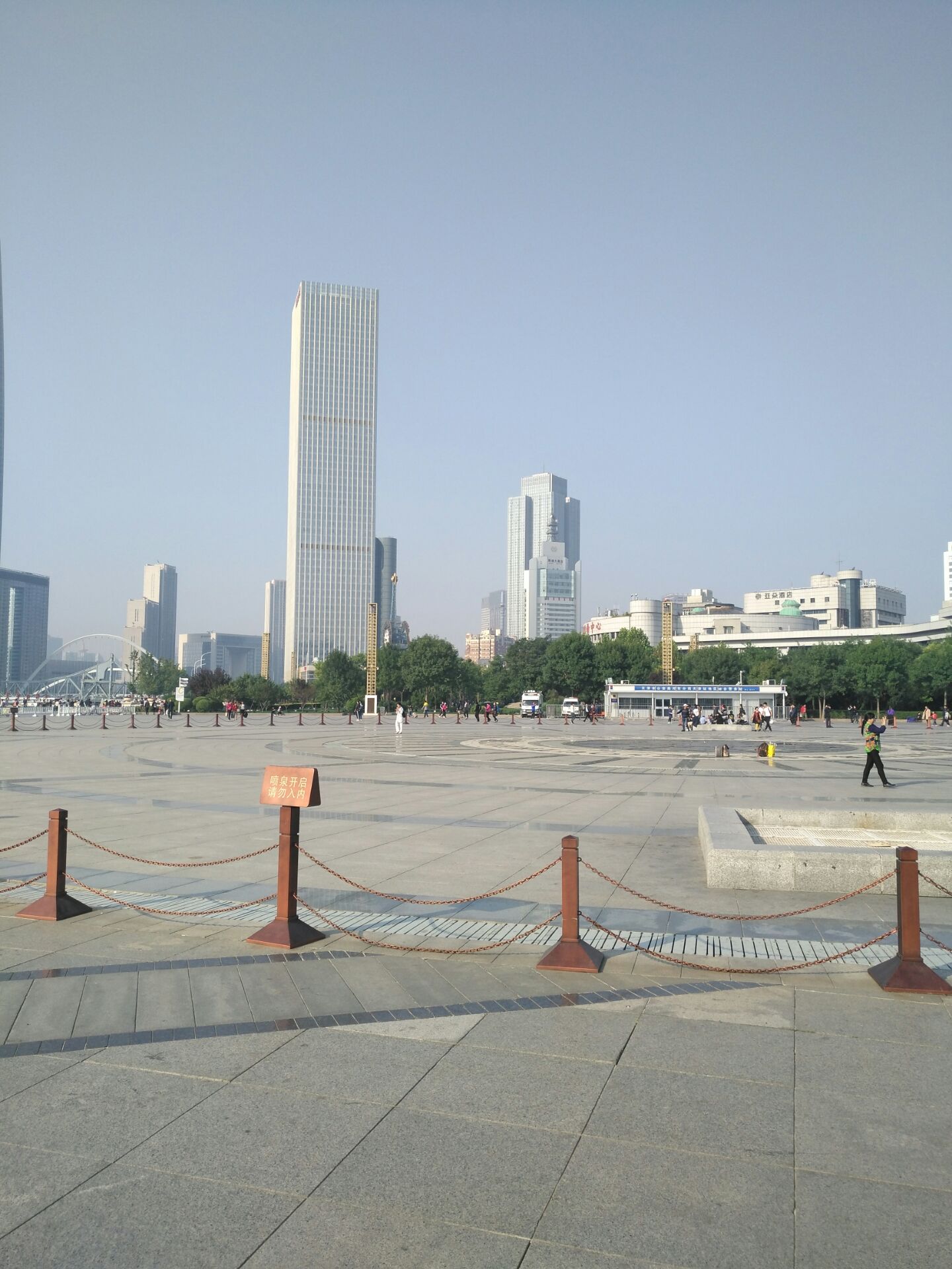 ...挺齐全的，广场周边的树木郁郁葱葱，清晨锻炼的市民很多，唱歌的，跳舞的，非常适合市民在此休闲娱乐