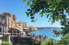 锡拉库扎带你走进公元前  在意大利有座小岛叫西西里岛，岛上有个沿海古城叫锡拉库扎。为什么叫他古城？整