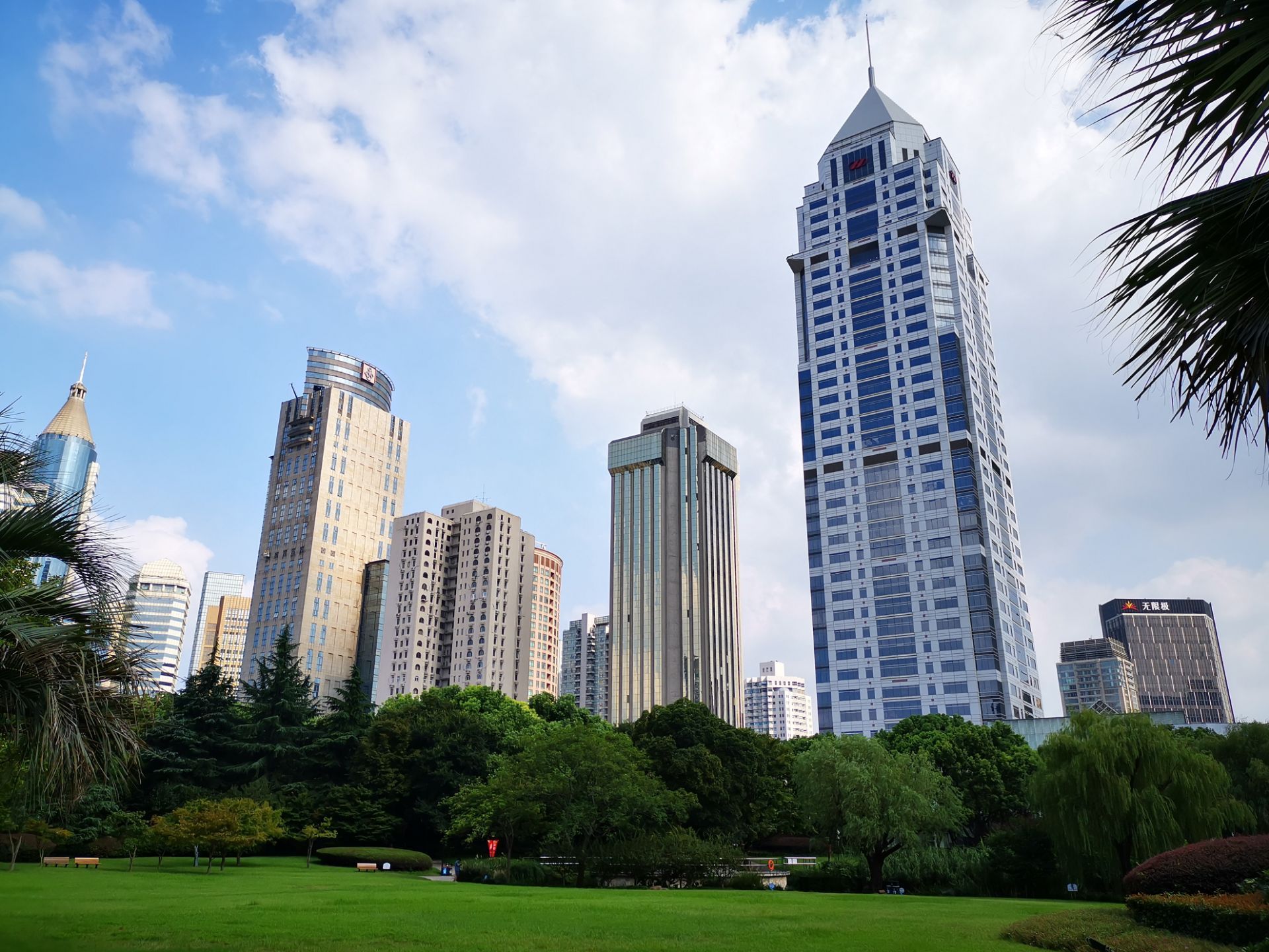 延安中路大型共绿地工程是上海市政府的重大实事工程项目.