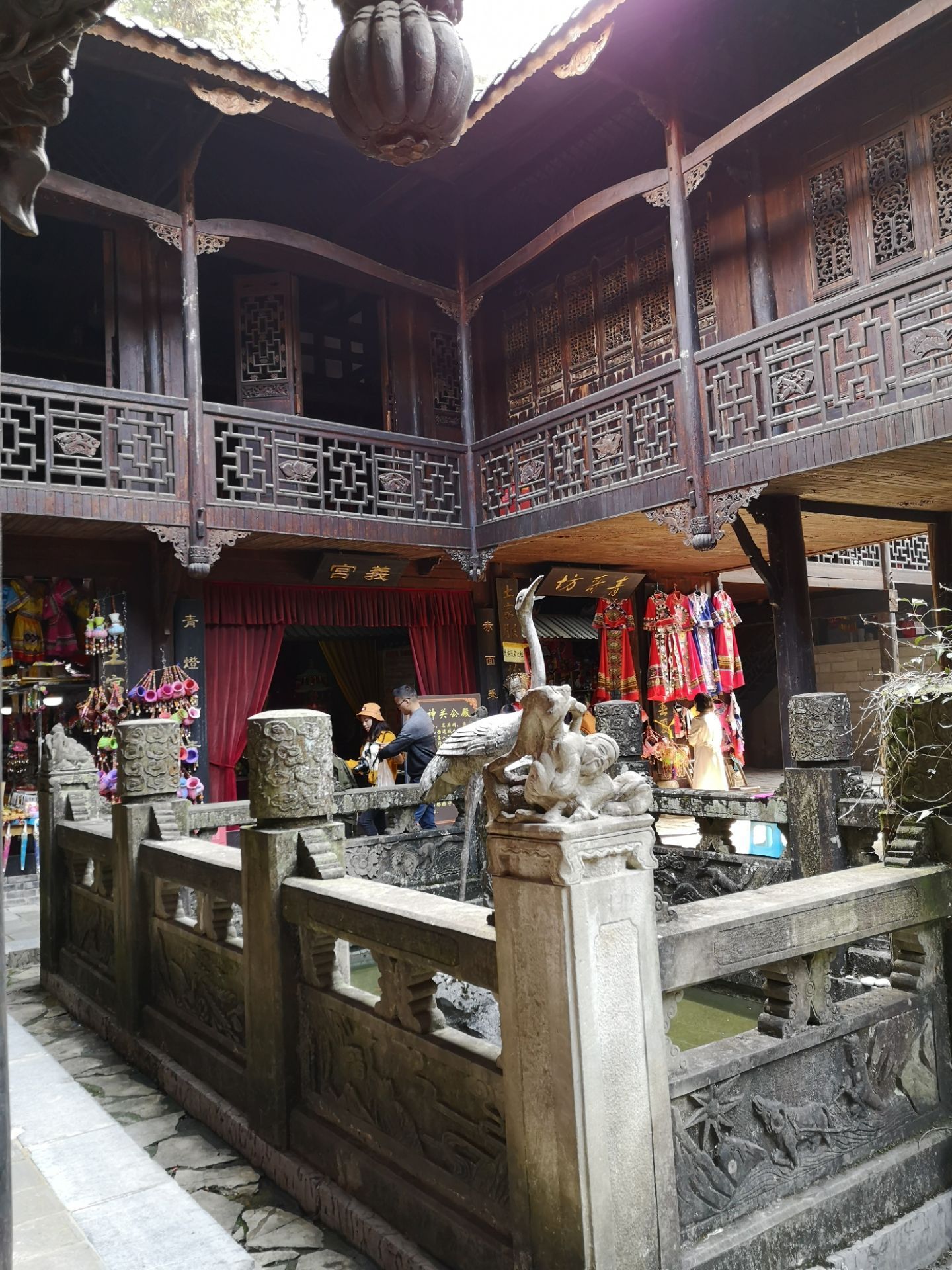 九进堂,位于湖北省恩施市土司城内,九进堂由土司祠堂和庄园两部分组成