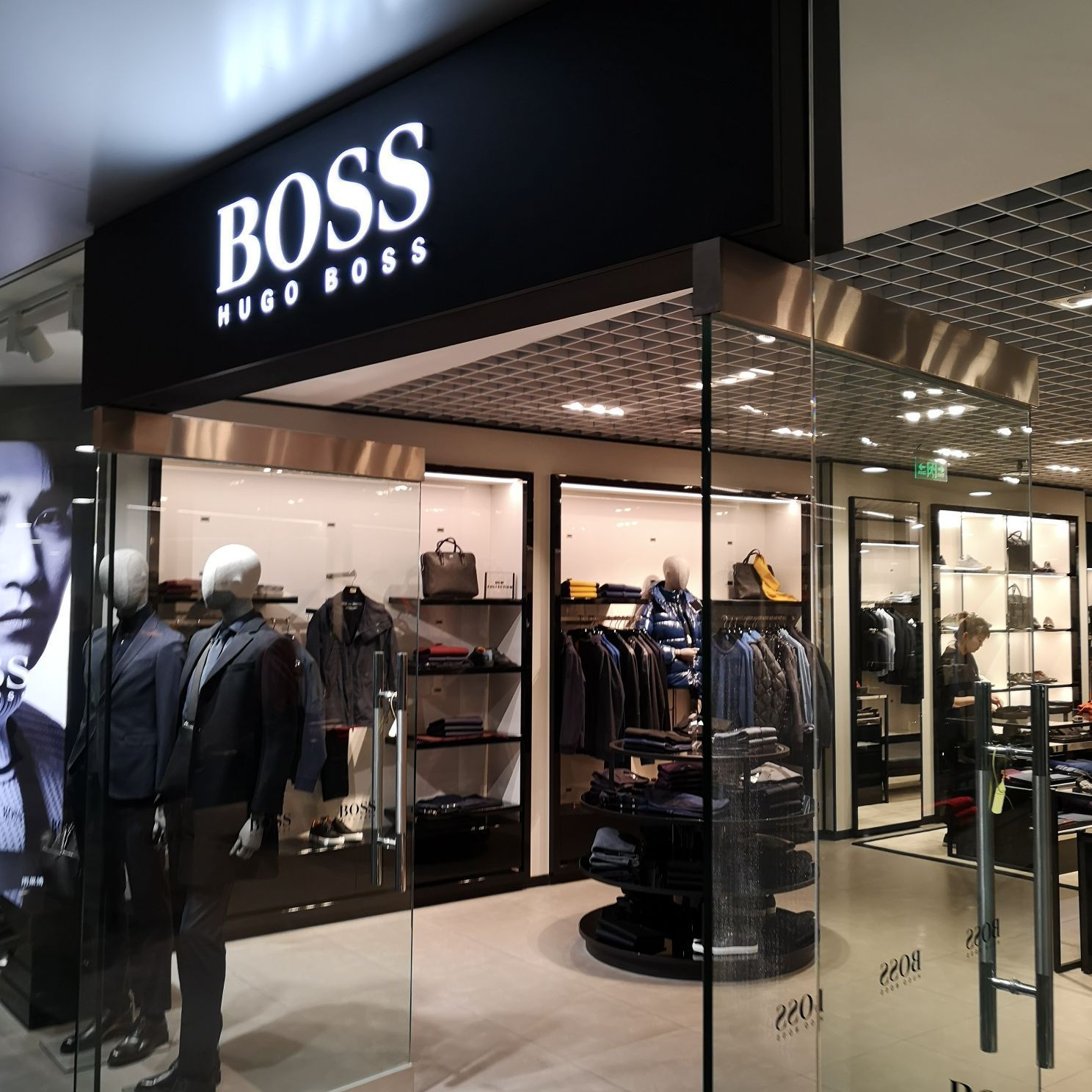 这家hugoboss就在首都机场里面哦,进去看了看,价格