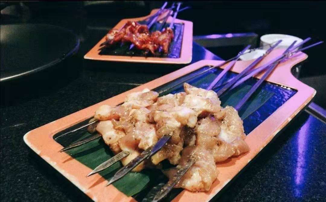 2023上上谦火锅(新梅联合广场店)美食餐厅,...很暗，全场循环播放薛之谦...【去哪儿攻略】
