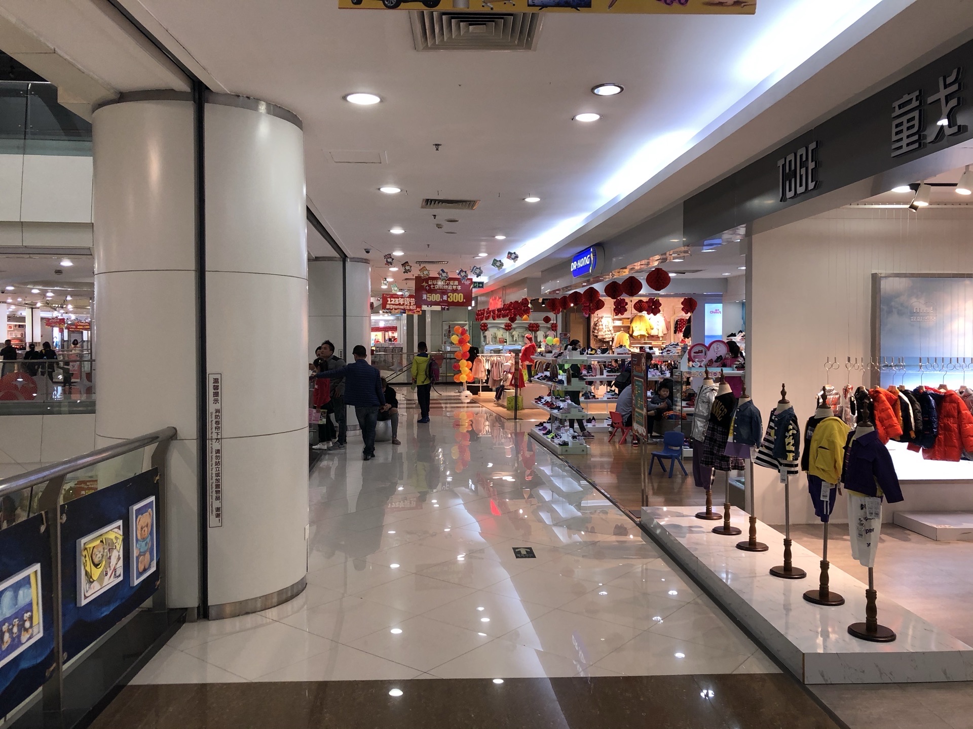 随着江门的商业中心向北移,益华百货已算是老城区了