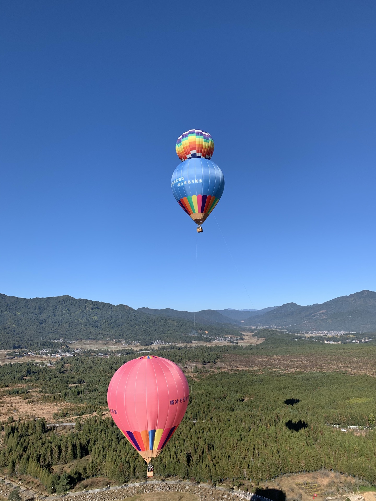 腾冲热气球是自由飞的还是固定的