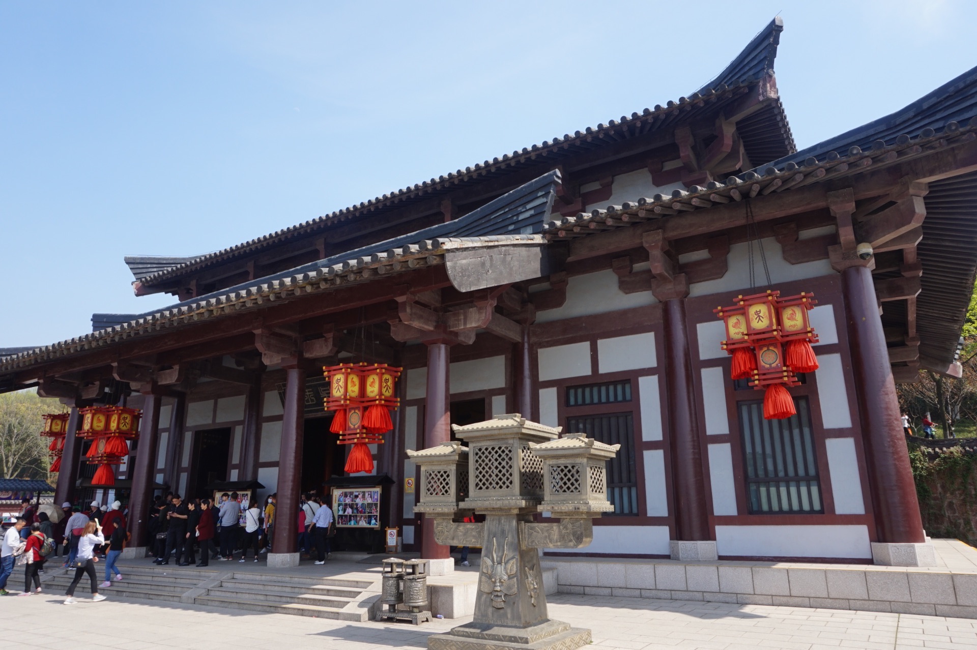 吴王宫是无锡三国城景点里面面积最大的景点了,里面有一个广场,一些