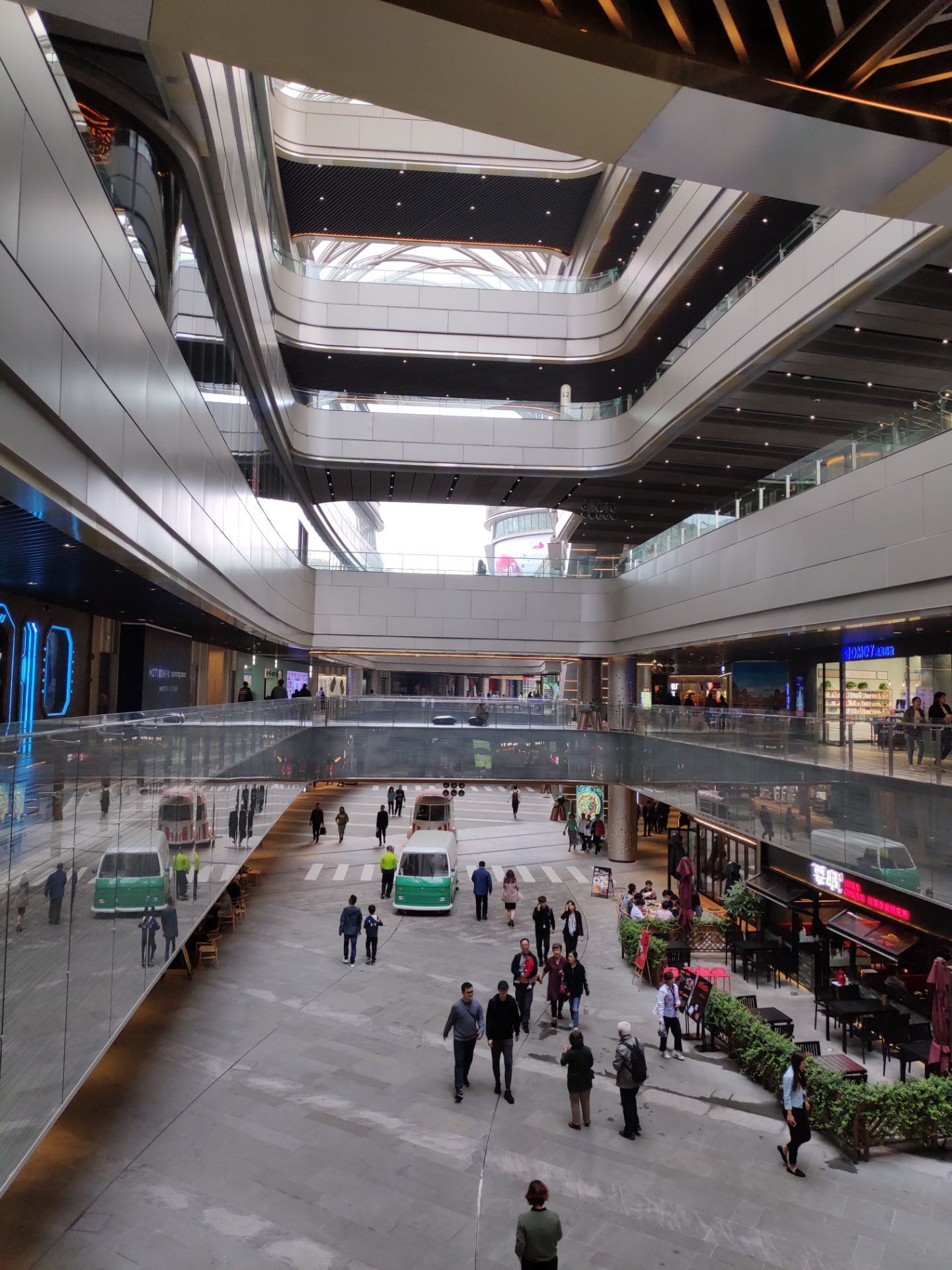 上海上海白玉兰广场购物,因为去看微缩景观,就顺便逛了下这个商场