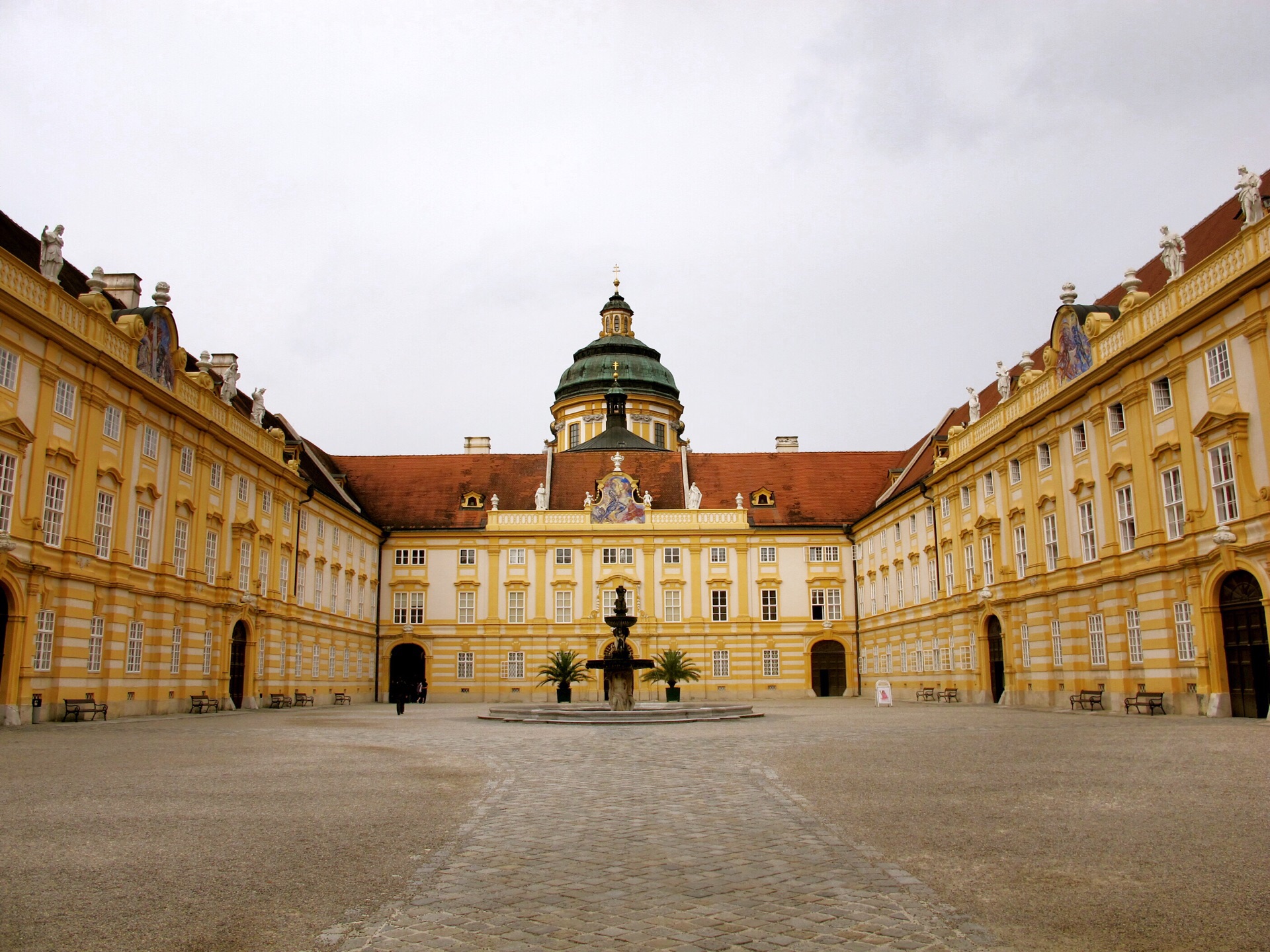 位于多瑙河畔的梅尔克修道院是奥地利最有名的修道院