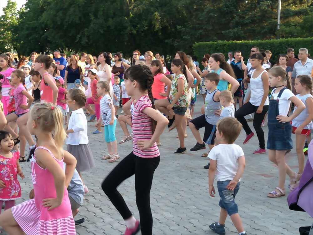 有趣,晚上看见一群俄罗斯小孩在跳广场舞