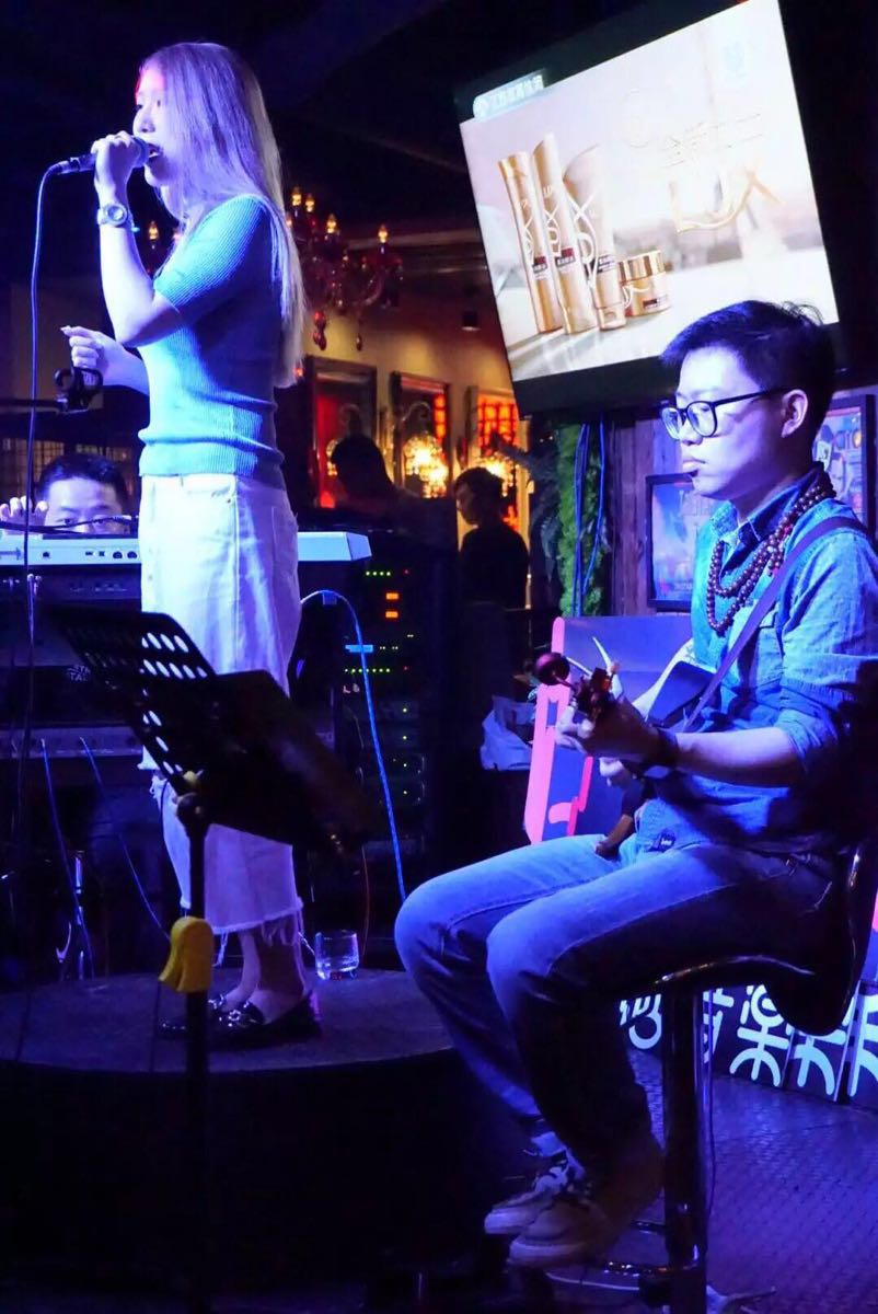 灰姑娘颜色好看又好喝服务特别热情这里有驻唱歌手两个男生又帅唱的又