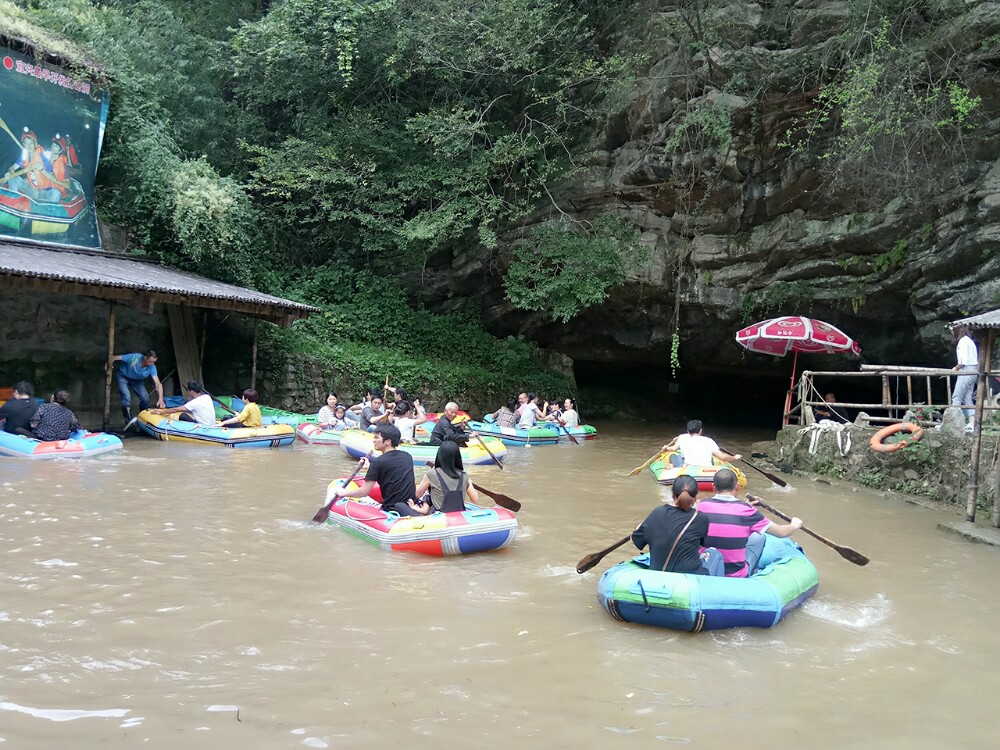 可以去地下河探险和漂流,相当好玩,张公洞也很大,很凉快.