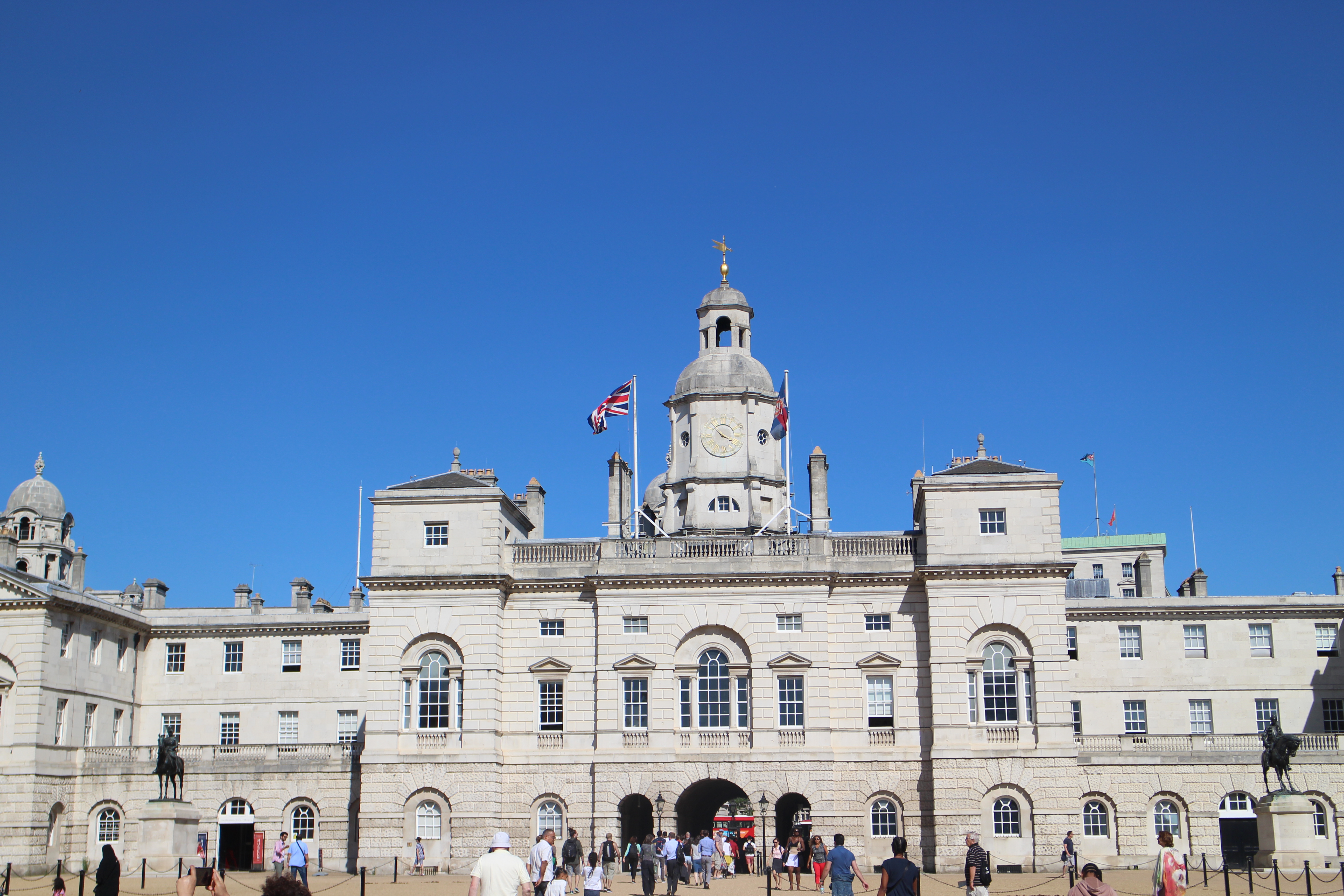 离开白金汉宫后我们步行穿过詹姆斯公园,来到皇家骑士团阅兵场,这里是