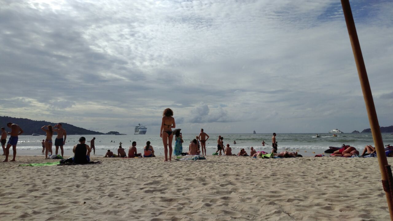 巴厘岛海滩上晒太阳图片