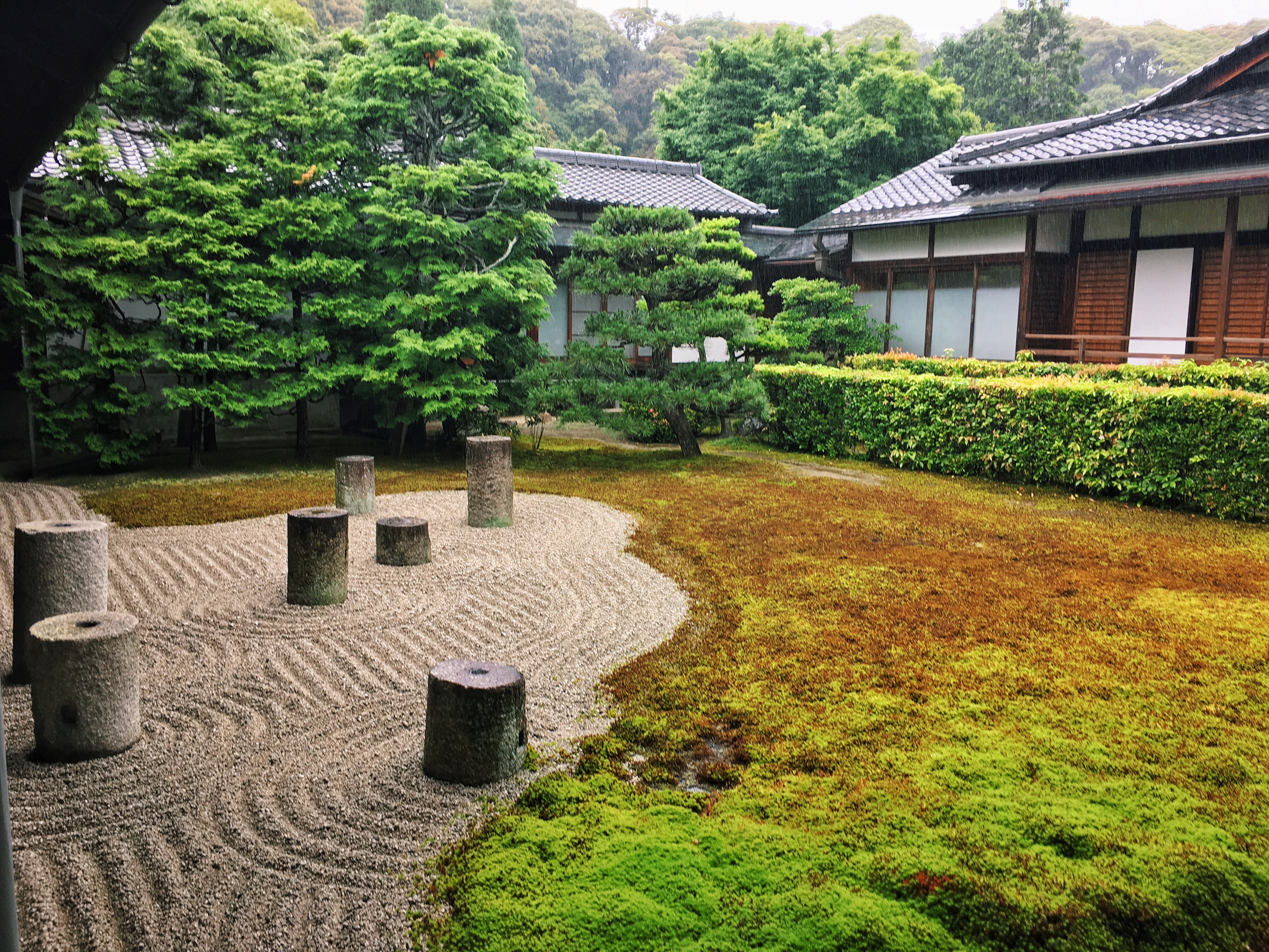 除了通天桥,东福寺的方丈庭园八相庭,是日本昭和时代最知名的造庭师