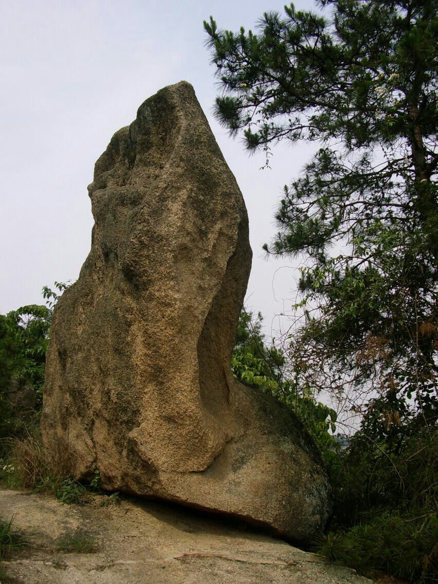 木兰古门风景区,位于锦里沟景区前面不远处.