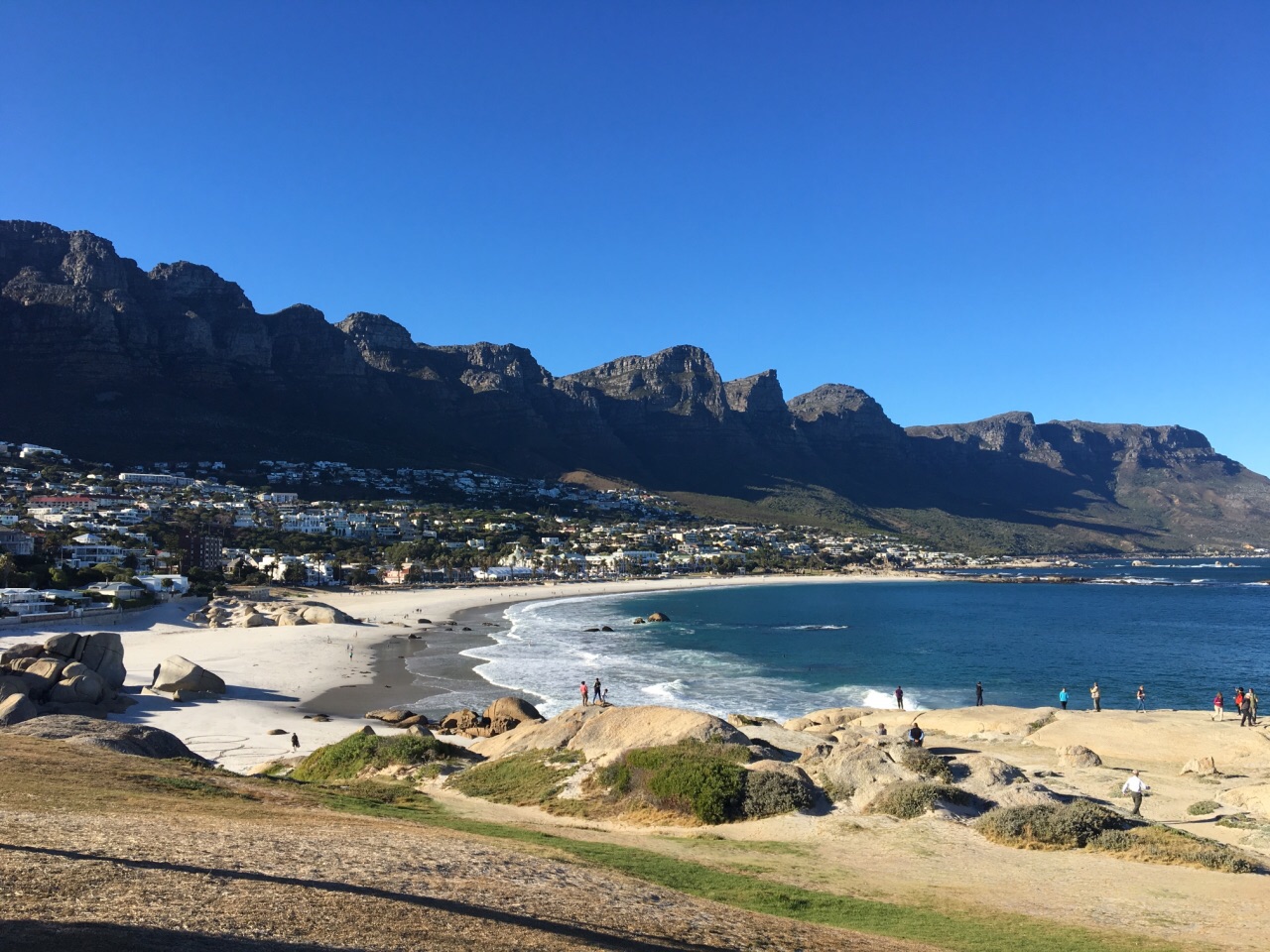 【携程攻略】开普敦豪特湾景点,很美,很多人沿海边跑步,晚上在海边