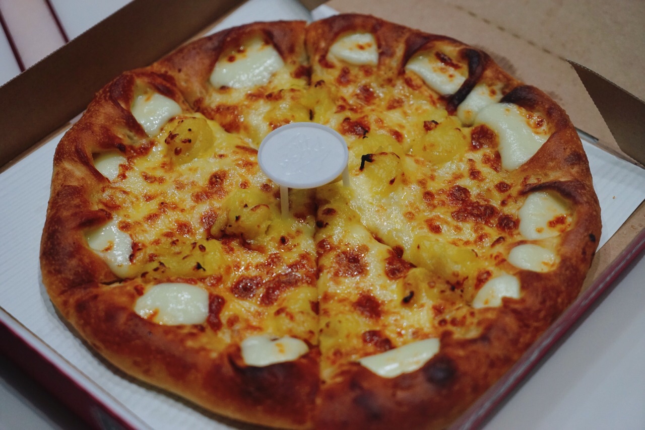 而且必胜客最近的芝心pizza的做法也是集外貌与口感于一身