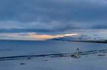 赛里木湖等日出🌄 美丽的赛里木湖依然被雪覆盖着，清晨的一缕晨光，显得湖面宁静而洁白，寒风中，冷的人瑟