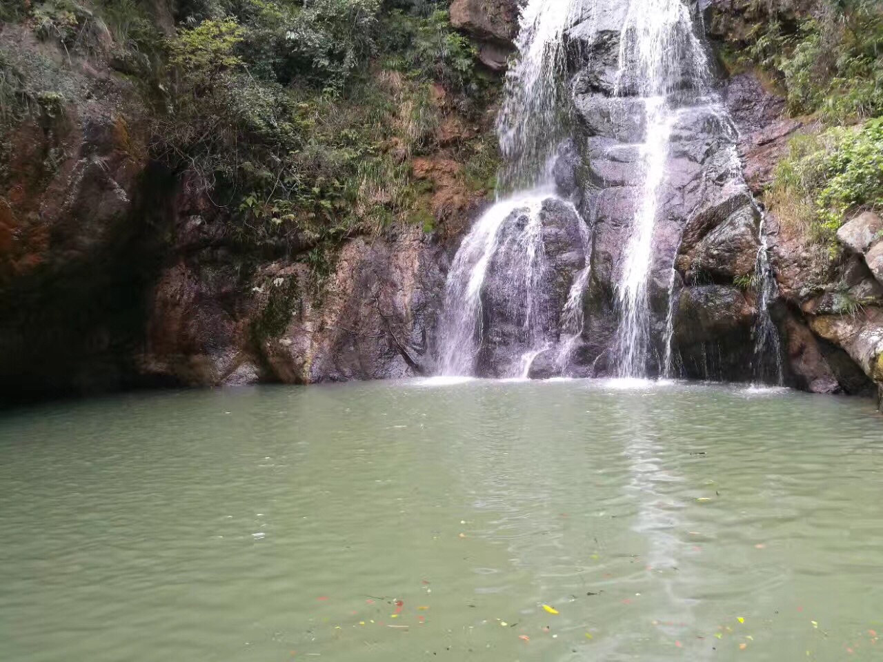 仙岩風景名勝區因其地勢和資源自然分成三大景區:第一景區是以潭,瀑為