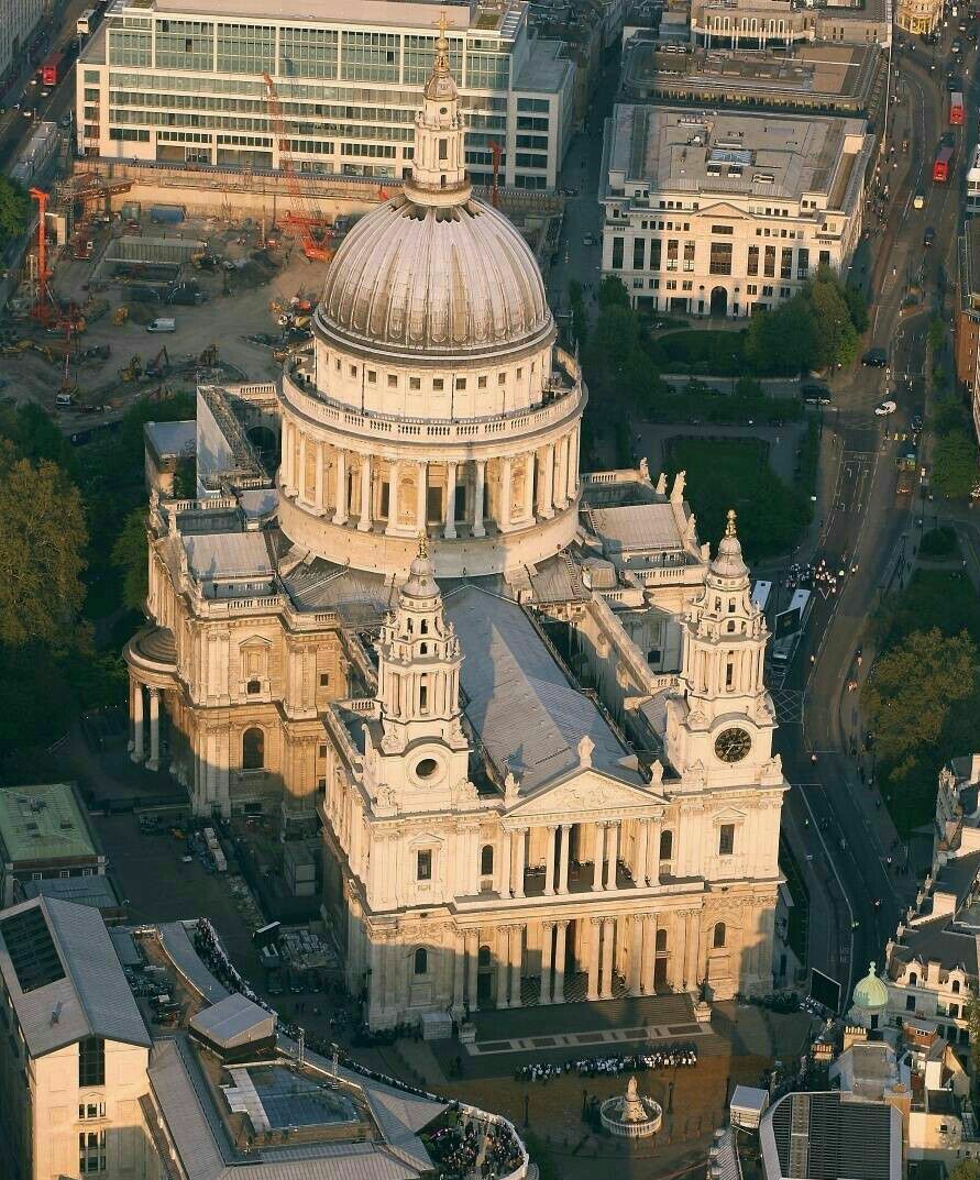 圣保罗大教堂是是世界著名的宗教圣地,是世界第二大圆顶教堂,是英国