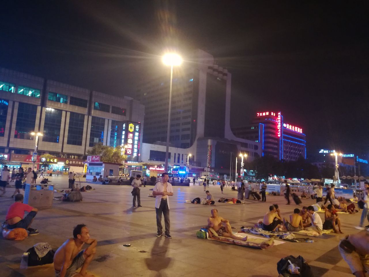 郑州火车站图片夜里图片