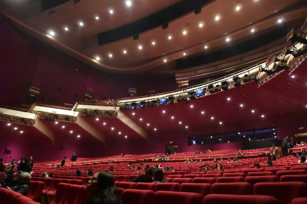 天桥艺术中心的演出大厅非常有气魄红色的软椅给整个剧场烘托出红红
