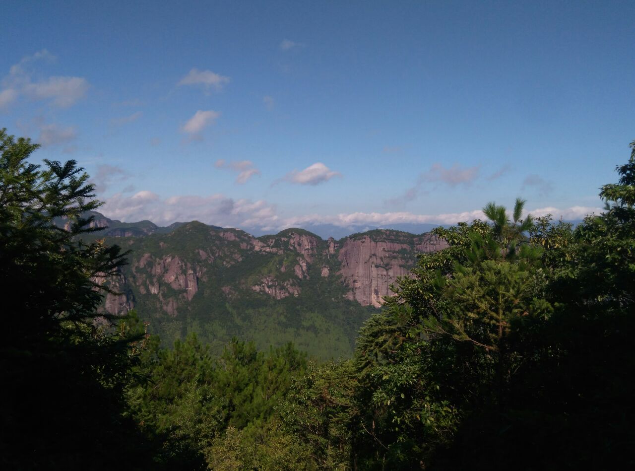 景星岩位于仙居县白塔镇距县城25公里与神仙居相邻是一个大山台中的一