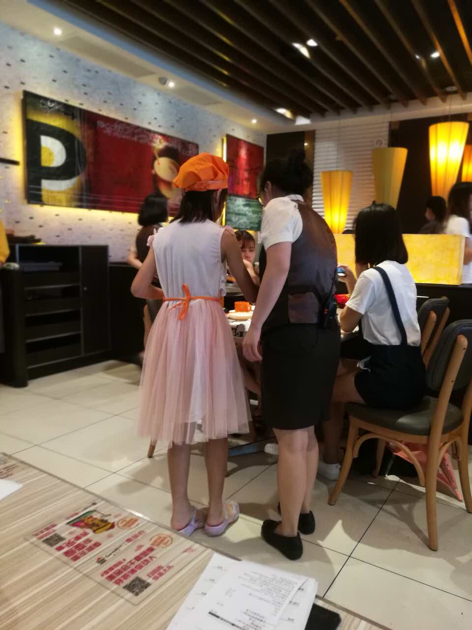 2021必胜客(东城万达店)美食餐厅,遇上小小服务员,挺好的!