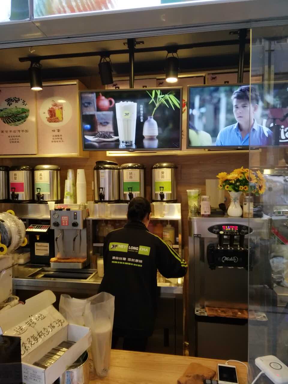 黑龙茶奶茶店环境干净整洁,服务态度很好,饮料各种各样的品种许多