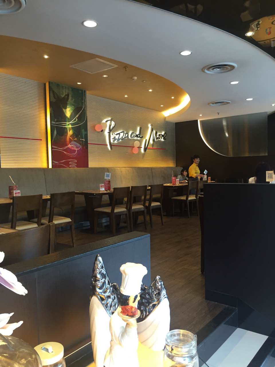 这家必胜客环境非常舒适,服务也热情!现在推出的小龙虾味道巴适!