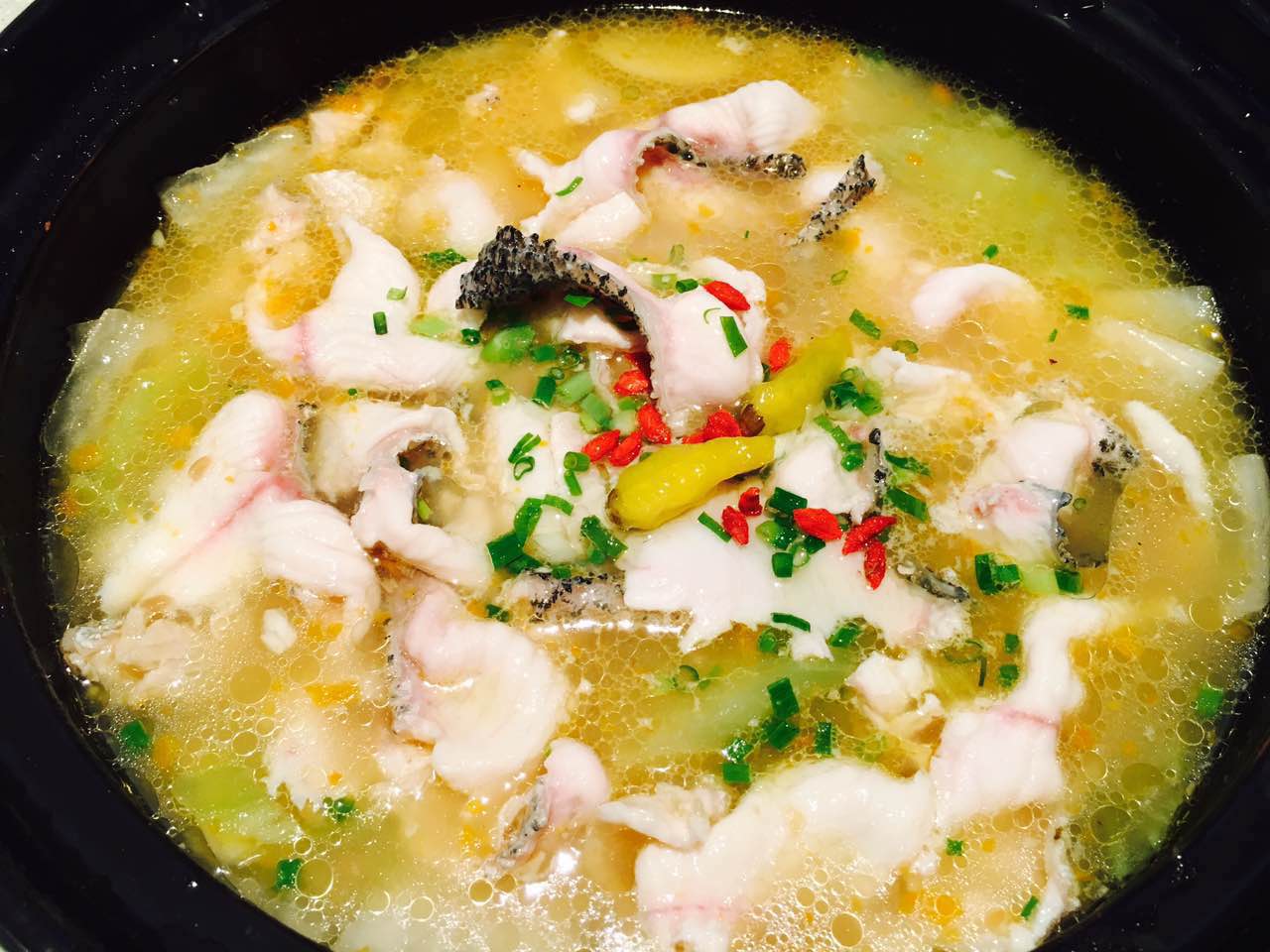 酸辣黑鱼煲非常好吃招牌黑鱼煲太咸了不会辣下次打算去吃椒麻黑鱼煲