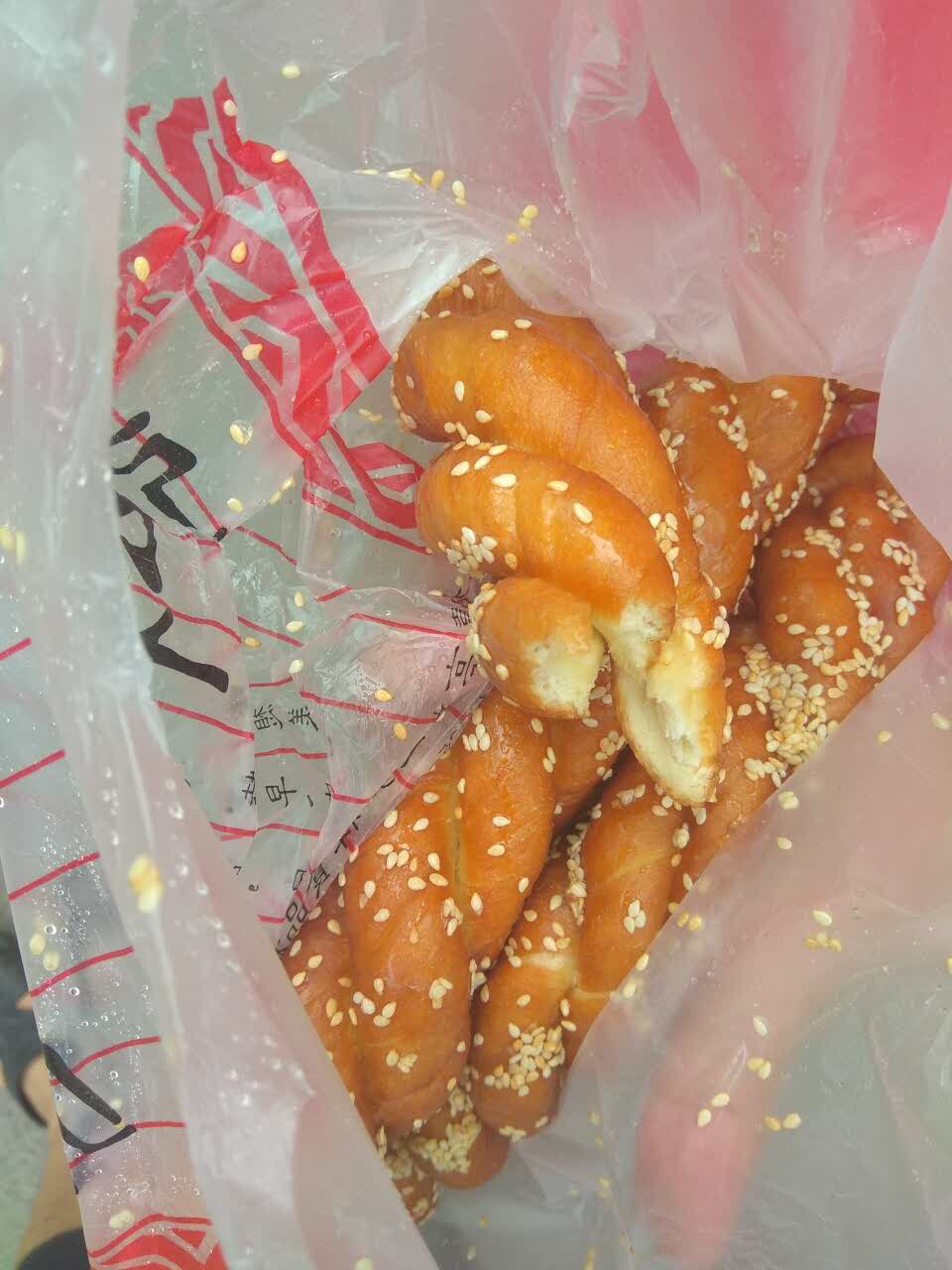 2022弘祥蜂蜜大麻花(南洪街店)美食餐厅,先买了3根蜂蜜味麻花尝一下,.