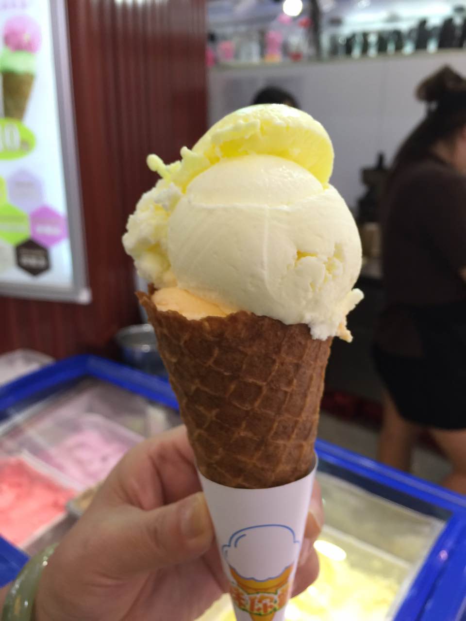 蛋卷冰激凌,看起来好诱人,喜欢这种传统的味道.