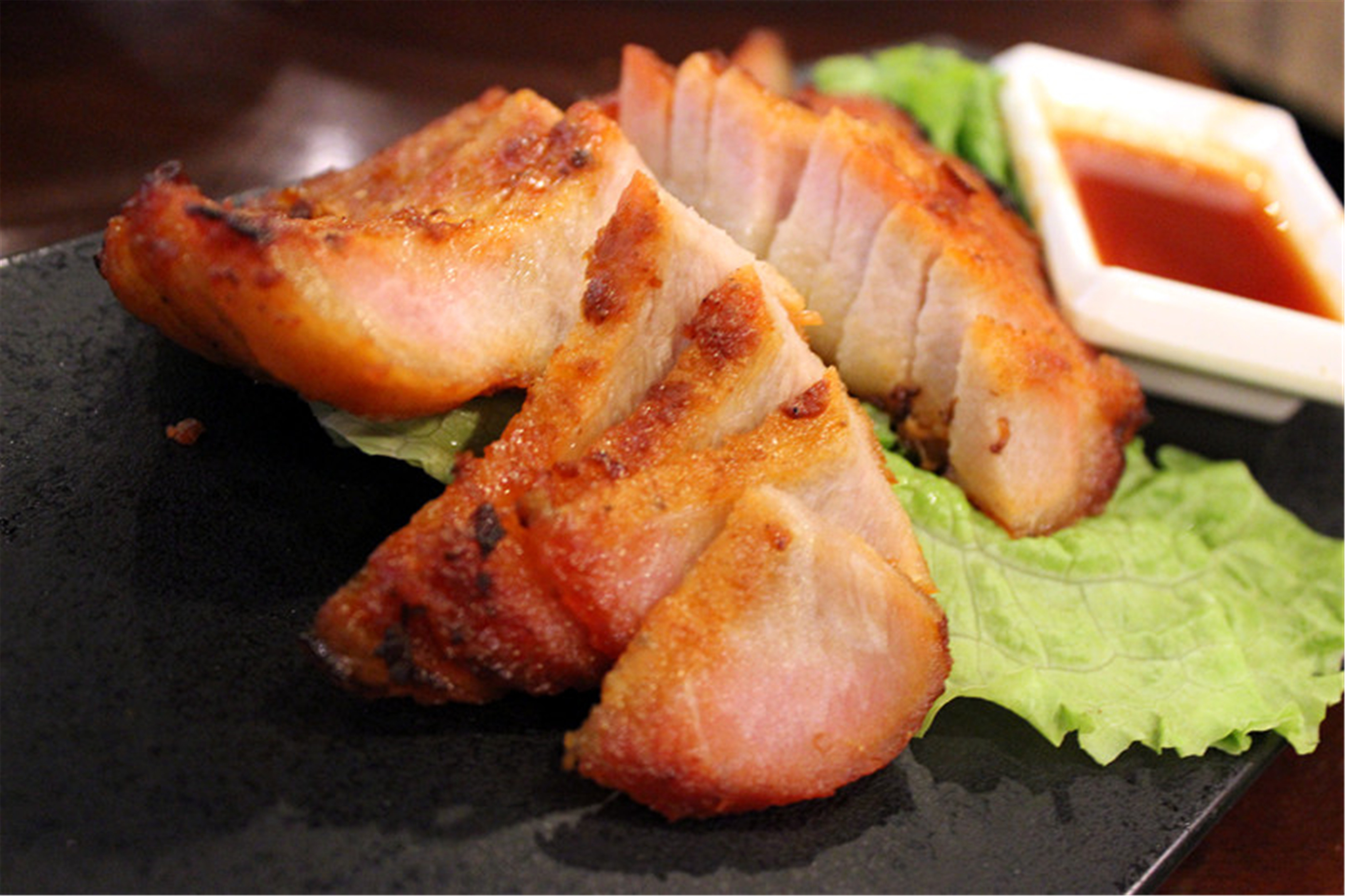 【脆皮鸡】鸡肉肉质厚实,但吃口很干,而且木有什么味道,沾着咖喱吃!