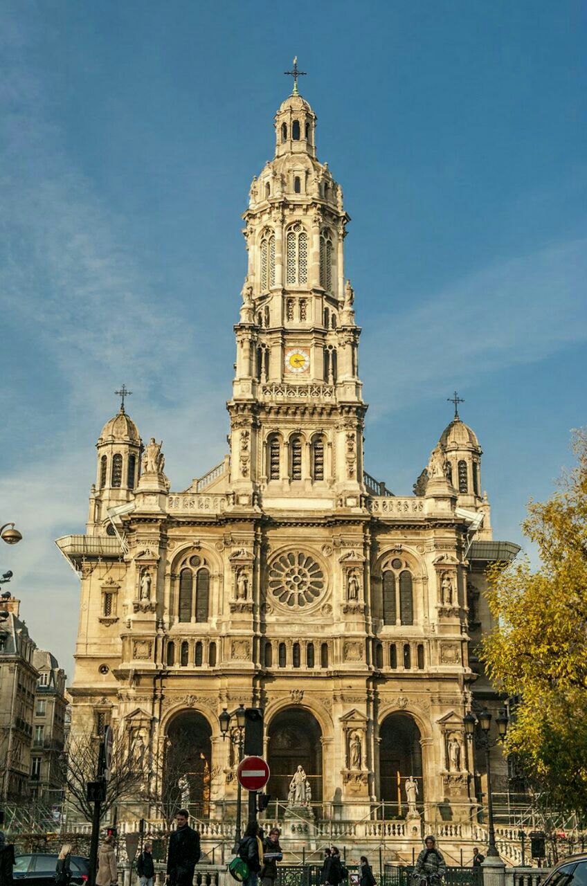 巴黎天主圣三教堂位于戴斯蒂安那多广场上距离著名的老佛爷百货不是