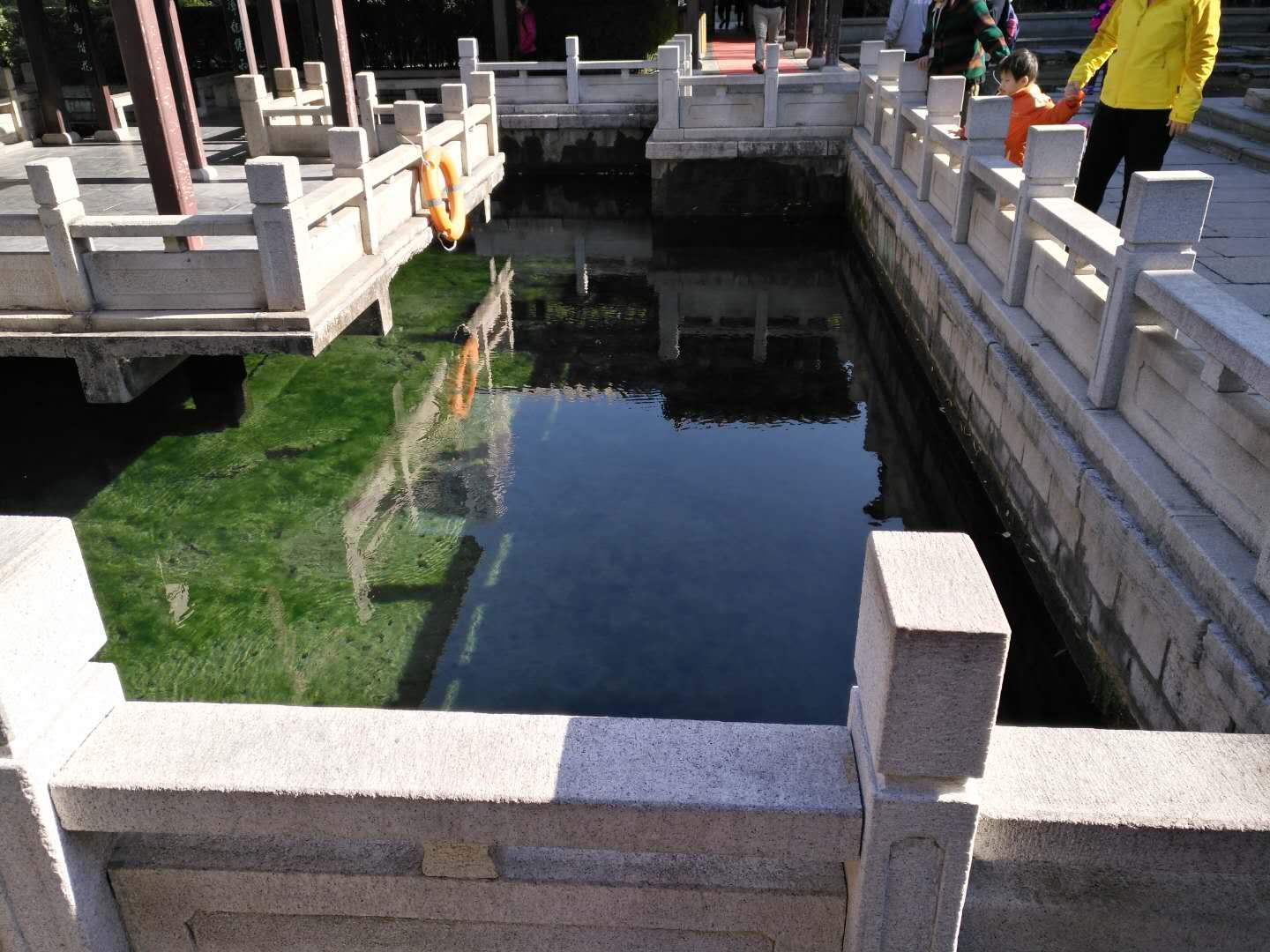 回马泉位于济南市五龙潭公园内,相传此地是秦琼的府